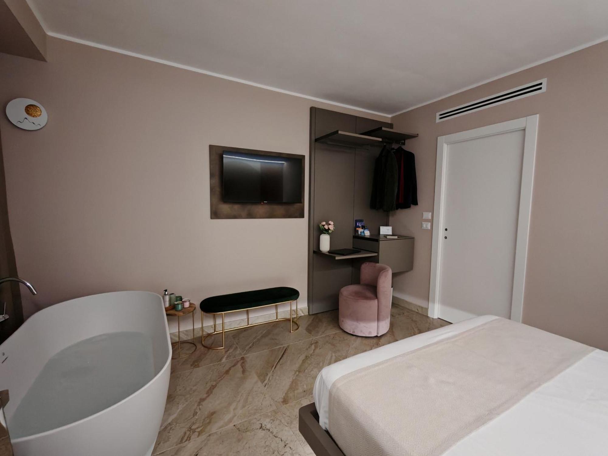 Effe4 Lovely Room Bari Bagian luar foto
